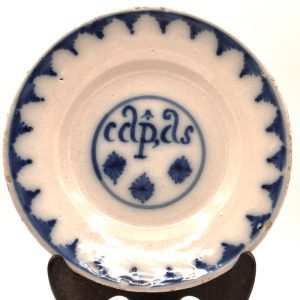 Plato de Triana del siglo XVIII. Plato de convento