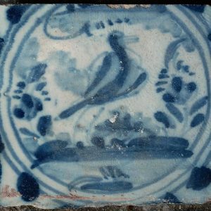 Azulejo de Triana con un ave en el centro