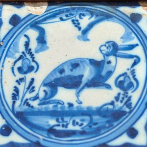 Azulejo de Triana con un conejo en el centro