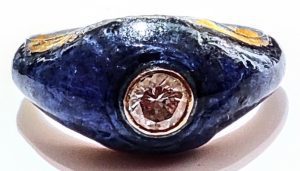 Anillo de oro, esmalte azul y diamante con talla brillante de muy buena calidad.