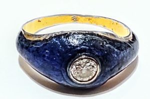 Anillo de oro, esmalte azul y diamante con talla brillante de muy buena calidad.