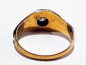 Anillo de oro, esmalte azul y diamante con talla brillante de muy buena calidad.