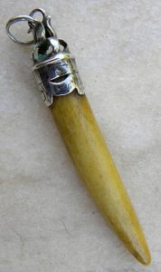 Amuleto (colmillo montado con plata). Siglo XVIII